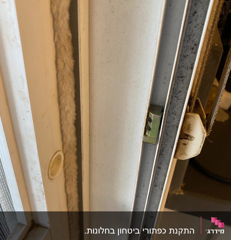 מסגרת אלומיניום של חלון עם אטם גומי